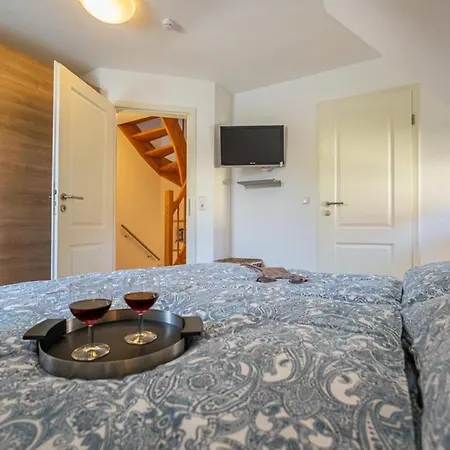 Mine Heimat Twee, Moderne Und Gut Ausgestattete Reet-doppelhaushaelfte Fuer 4 Personen In Zingst